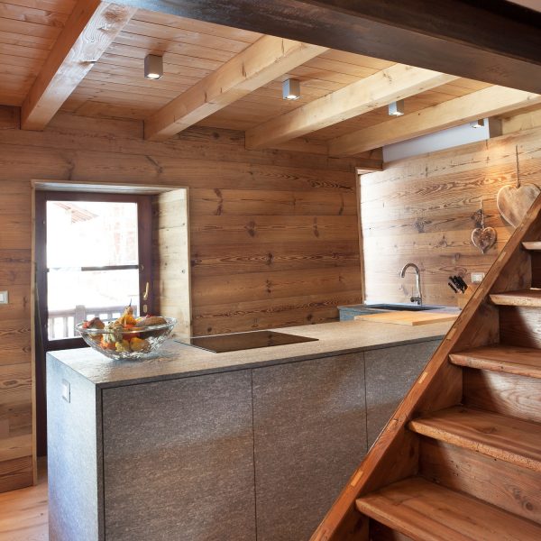 cucina chalet in legno e marmo
