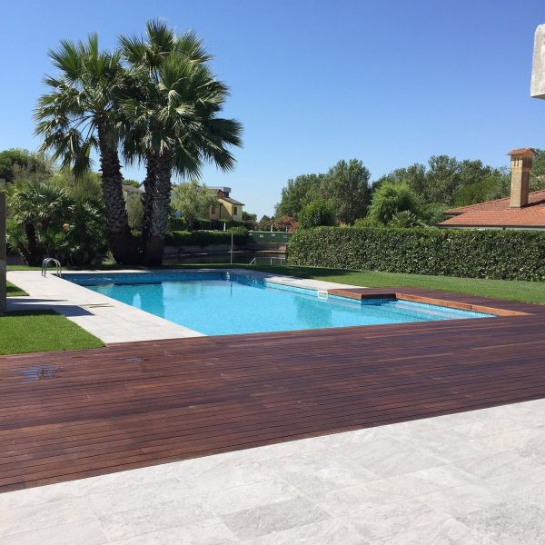 bordo piscina in legno